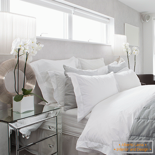 Osupljiva bela spalnica z lepo svetlobo
