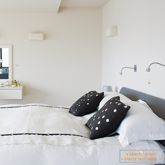 Enobarvna spalnica z minimalističnimi stenskimi svetilkami