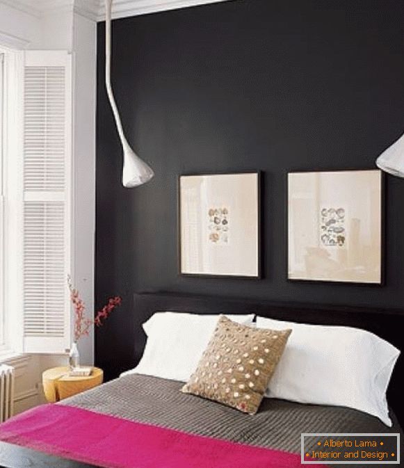 Elegantna spalnica v črni in roza barvi