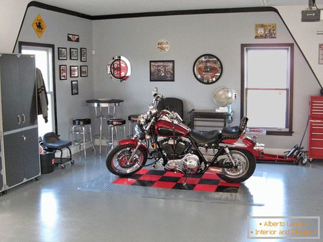 Motorno kolo v garaži