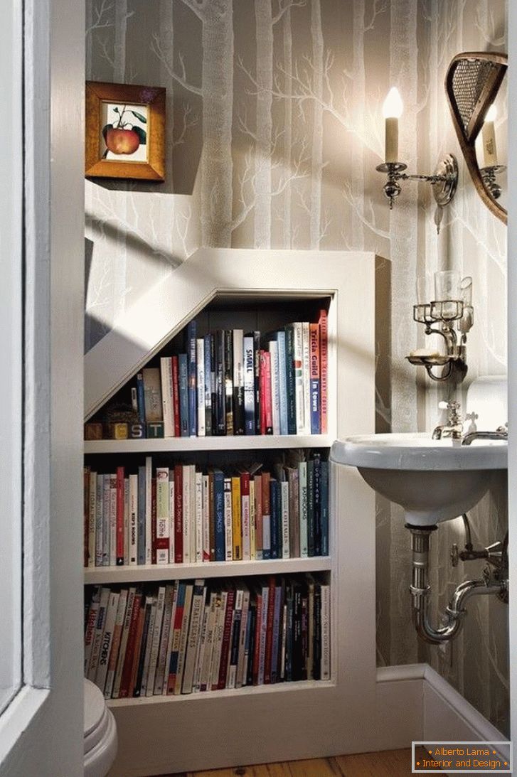 Vgrajene police za knjige v kopalnici