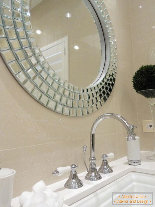 Elegantno ogledalo nad umivalnikom v kopalnici