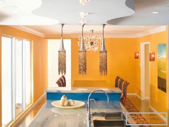 Glamurozna zasnova kuhinje v oranžni barvi