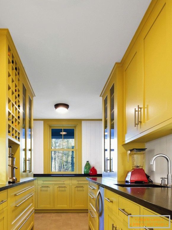 Kuhinja s svetlo rumenim pohištvom