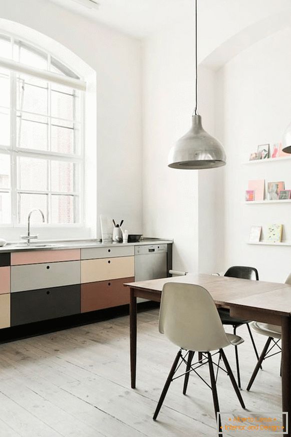 Mala kuhinjska pisarna v pastelnih barvah