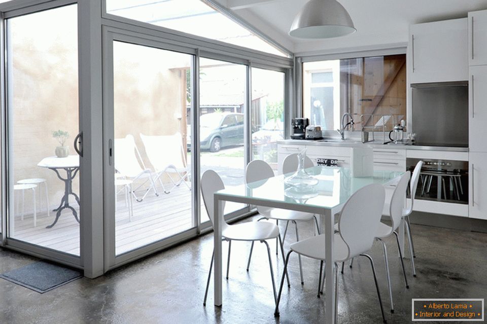 Kuhinja in jedilnica v beli barvi