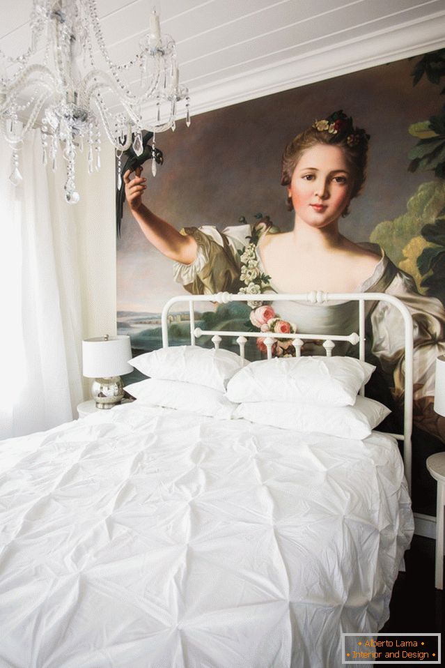 Eleganten lestenec v notranjosti spalnice