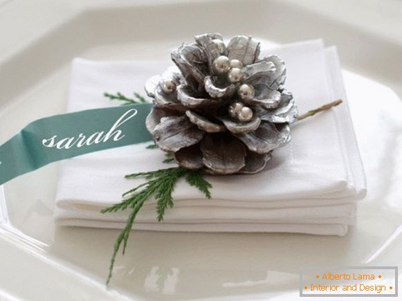 Pine stožec kot božična dekoracija