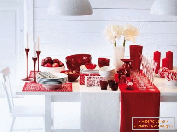Rdeča in bela namizna dekoracija