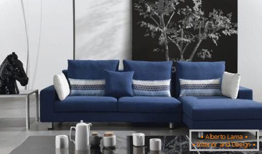 črno-bela dnevna soba z modro-kavčem