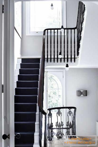 Enobarvni dekor stopnic