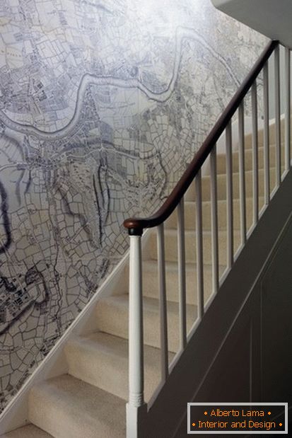 nenavaden dizajn stene s karto v Londonu