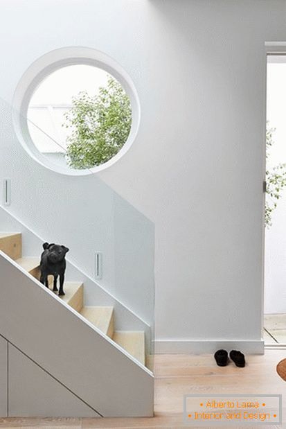 Svetla in lahka stopnišča z belo dekoracijo