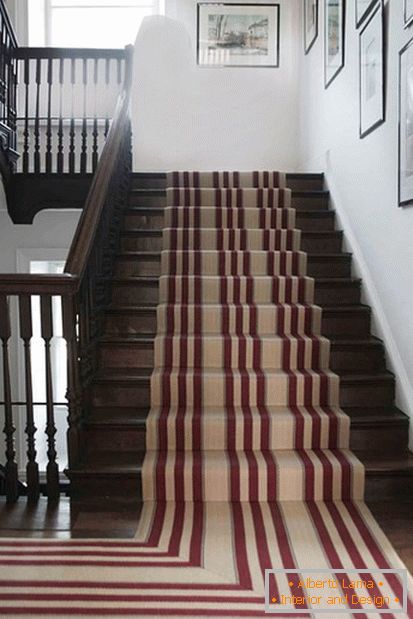 Striped preproga z lastnimi rokami za stopnišče dekoracijo