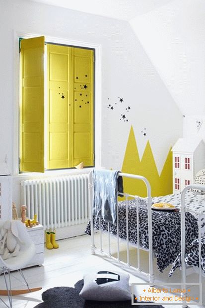 Svetle rumene barve v belo otroško sobo
