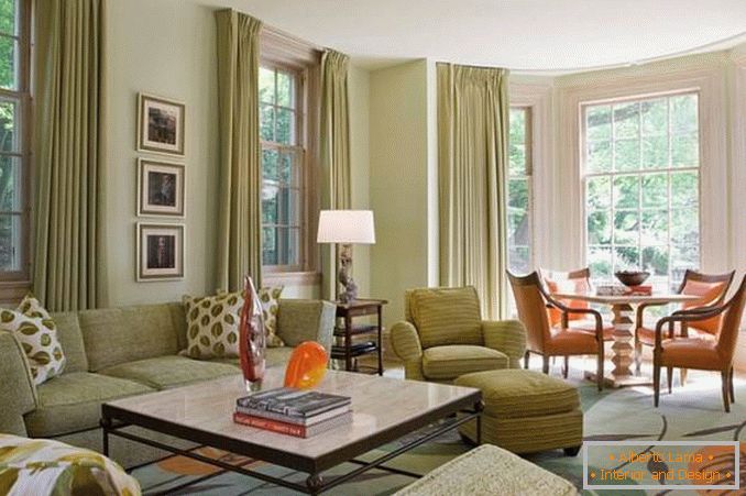 Elegantna zasnova dnevne sobe z zelenimi in oranžnimi elementi