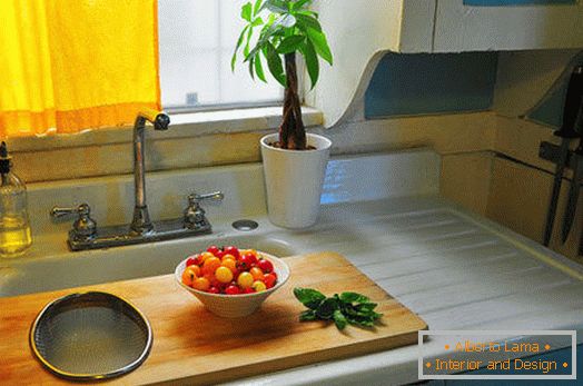 Rezalna plošča na kuhinjskem pomivalnem koritu