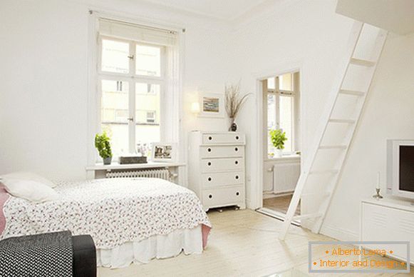 Notranjost studio apartma v beli barvi