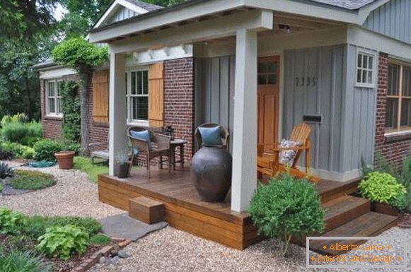 Dekoracija majhne verande z lesenim podom