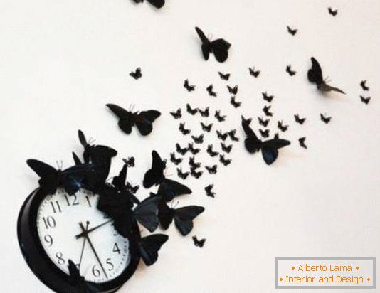 Ura z metulji na steni