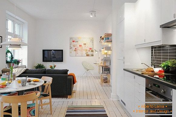Notranjost majhnega apartmaja z elementi, ki mu dajejo udobje in privlačnost