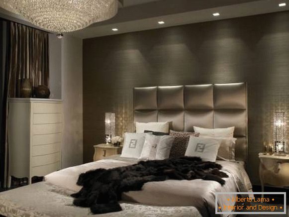 Klasični lestenec in vgrajene svetilke v dizajnu spalnice