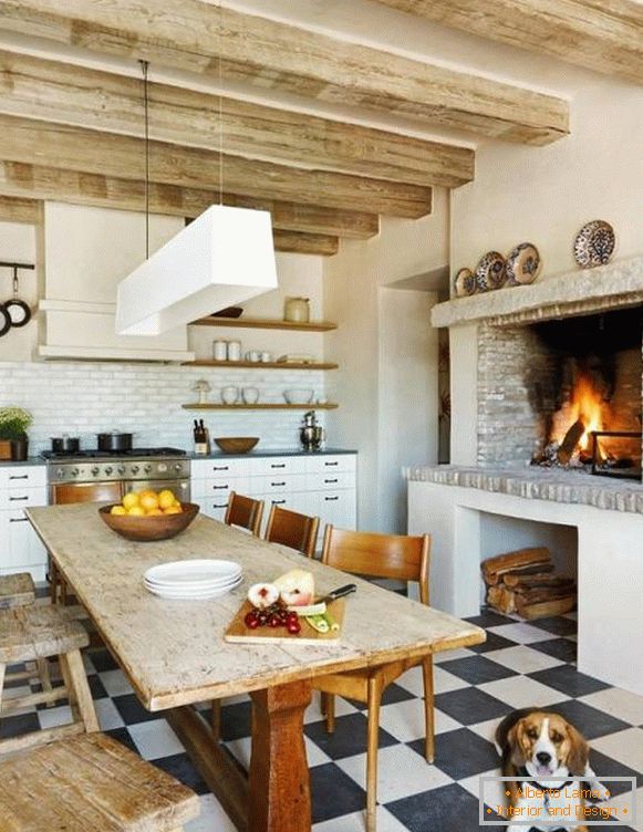 Udobna kuhinja s kaminom v rustikalnem slogu