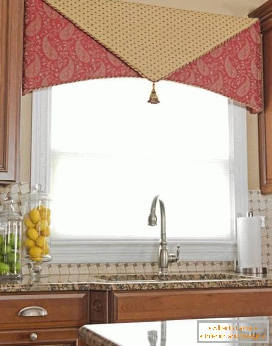 Elegantna dekoracija oken v kuhinji z lastnimi rokami