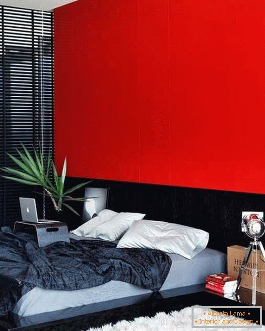 Rdeča stena kot glavni naglas v spalnici
