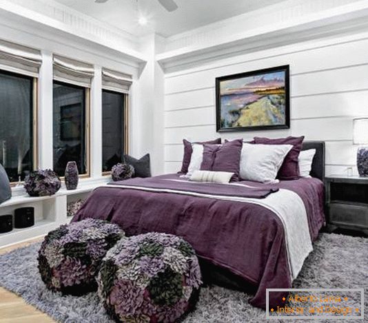 Črna in bela spalnica z vijoličastimi naglici