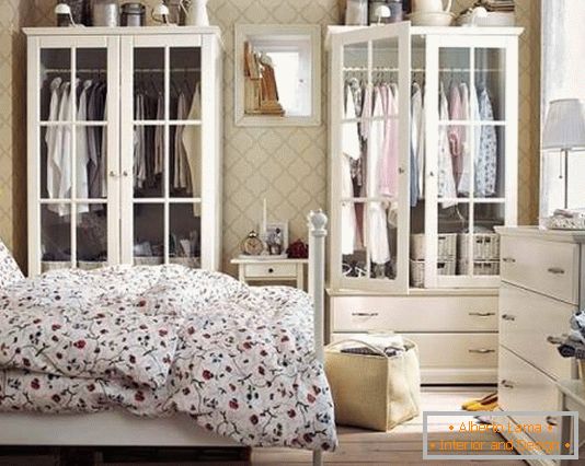 Izjemno pohištvo za belo spalnico (garderobne omare in komoda)