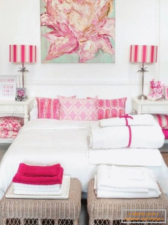 Bela spalnica z roza naglasi