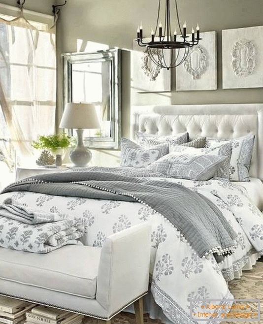 Luksuzna spalnica v nevtralnih barvah