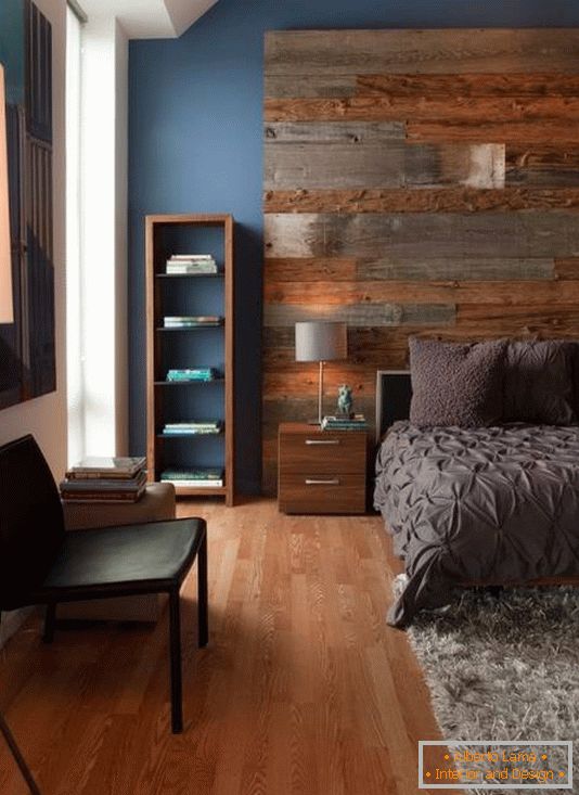Velika spalnica z leseno glavo in stilsko pohištvo