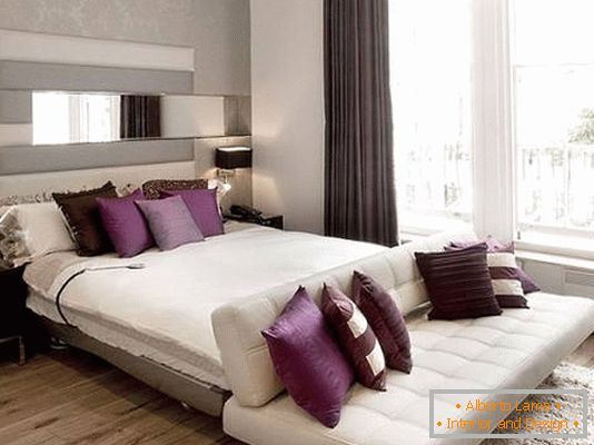 Elegantno pohištvo v spalnici z vijoličnimi poudarki