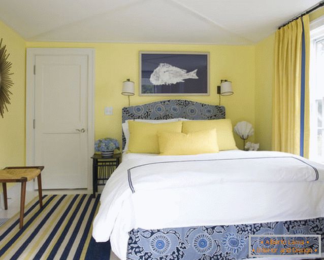 Očarljivo oblikovanje majhne spalnice v modrih in rumenih barvah