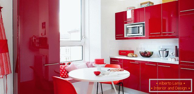 Sočna rdeča in bela kuhinja design
