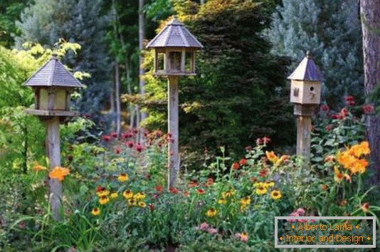 Hiše za pripeljevanje ptic na vrt