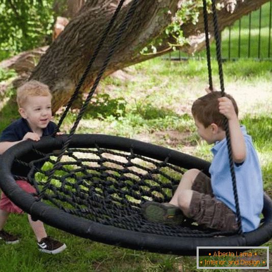Swing za otroke na vrtu