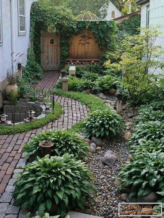 Zasnova majhnega vrta v bližini hiše