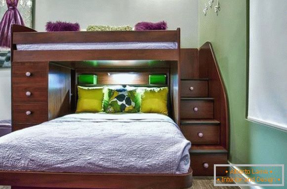 Dvostopenjska postelja z vgrajenimi omarami