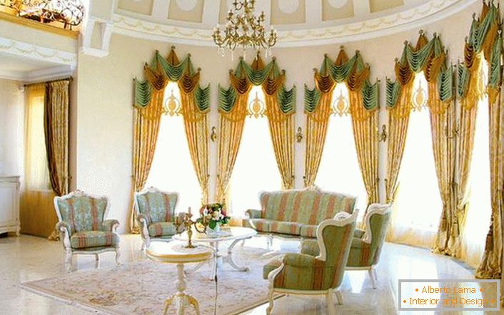 Elegantna dnevna soba v dvorec države