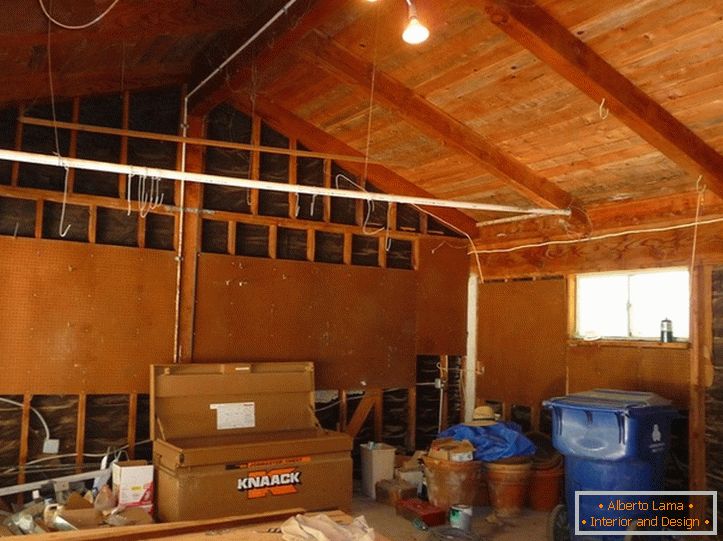 Notranjost garaže pred popravilom