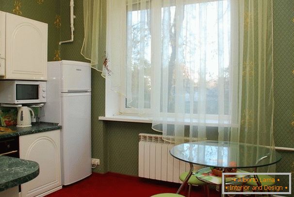 Hladilnik v majhni kuhinji