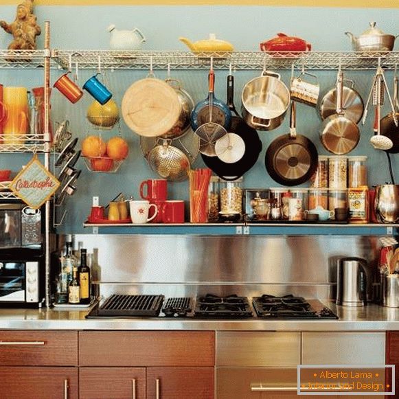 Odprte police s kuhinjsko posodo v kuhinji