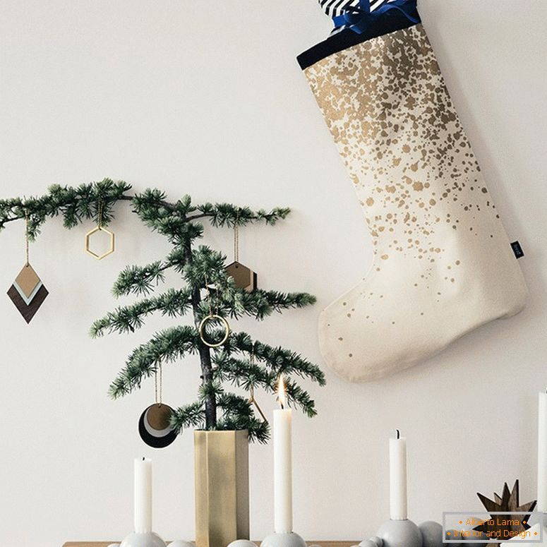 Sprig božičnega drevesa v nenavadni vazi