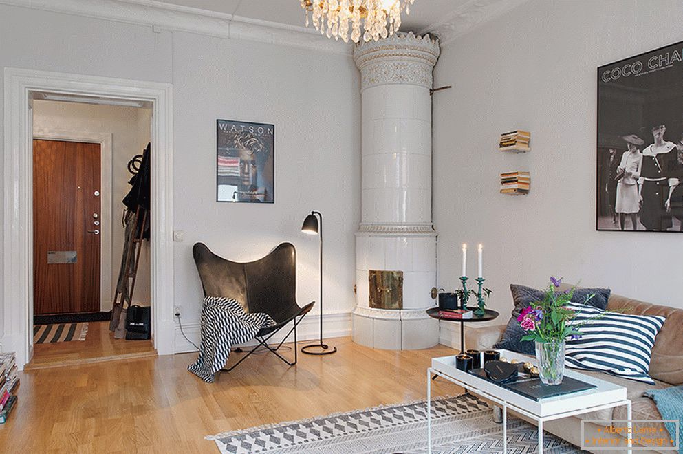 Notranjost dvosobnega stanovanja v skandinavskem slogu v Stockholmu