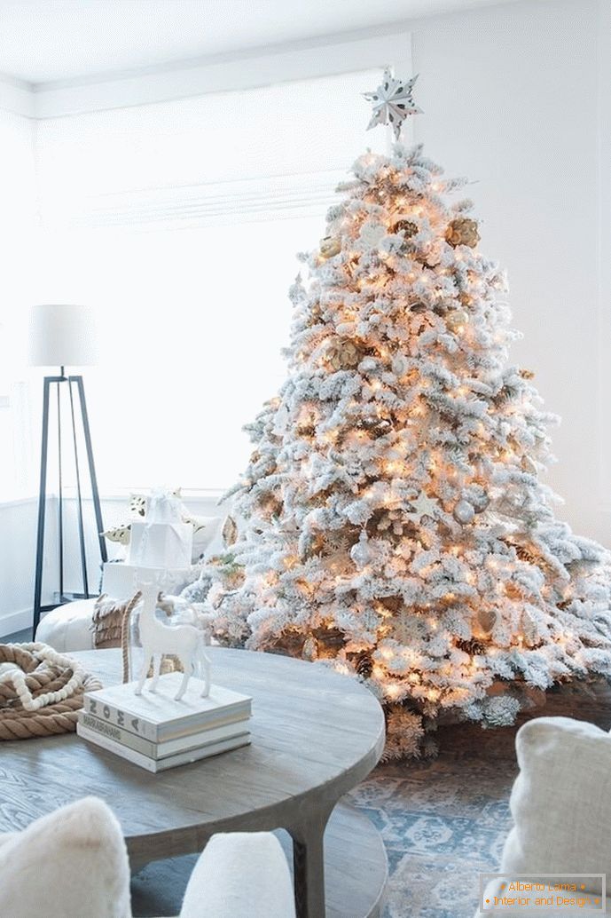 Božično drevo v umetnem snegu