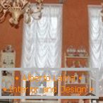 Kombinacija bele zavese in oranžne stene