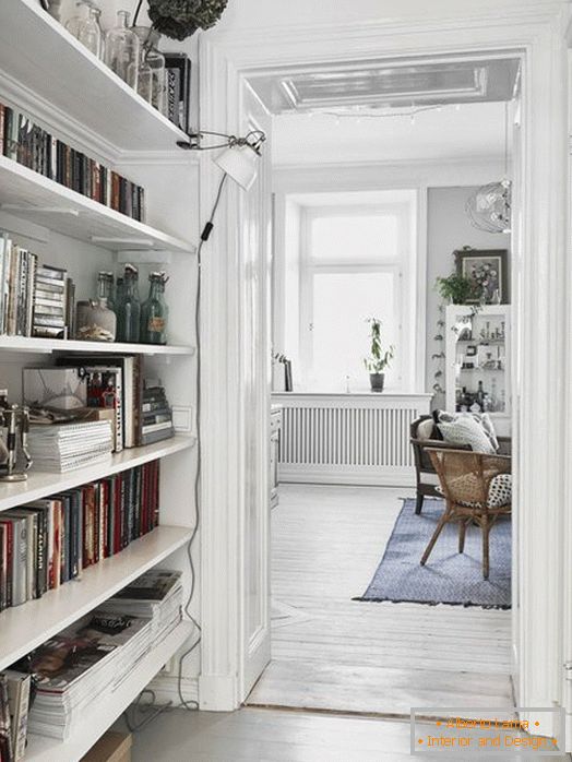 Majhen hodnik s knjižnico v skandinavskem slogu